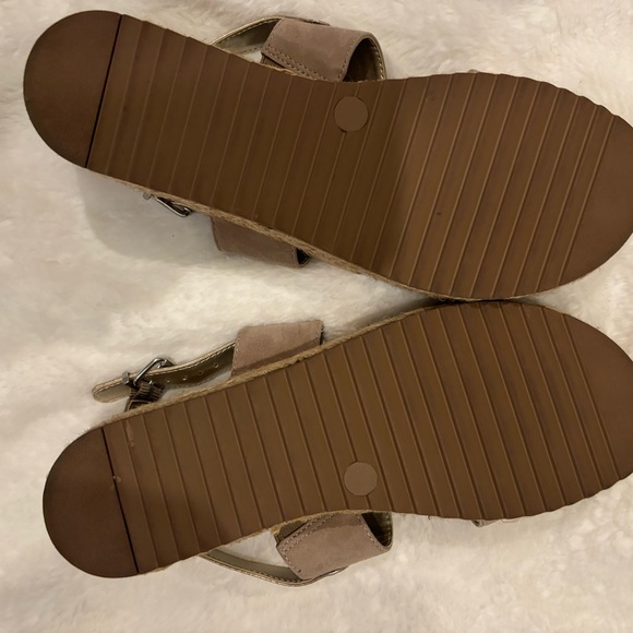 Bella Vita wedge sandal. Super cute and barely worn! - Picture 4 of 4